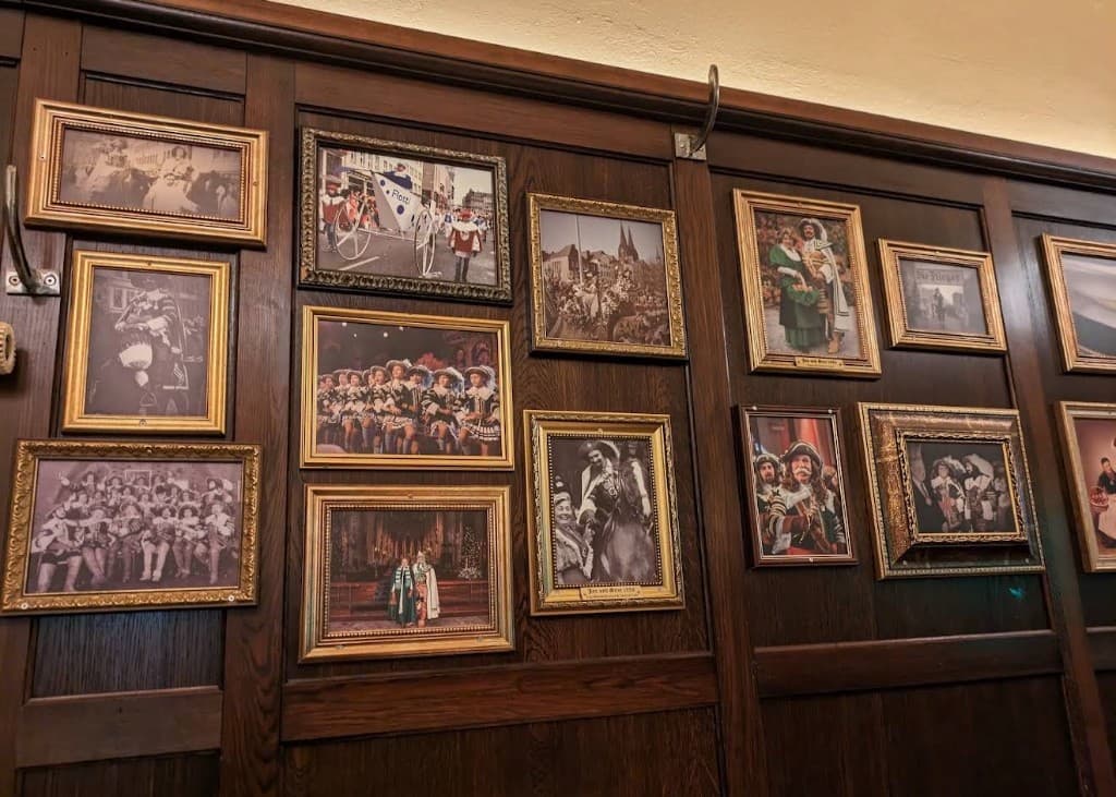 Historische Fotos an der Wand im Gasthaus Zum Jan